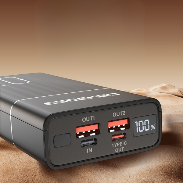 End of a black Eseekgo power bank with two USB-A outputs, USB-C port and 100% display